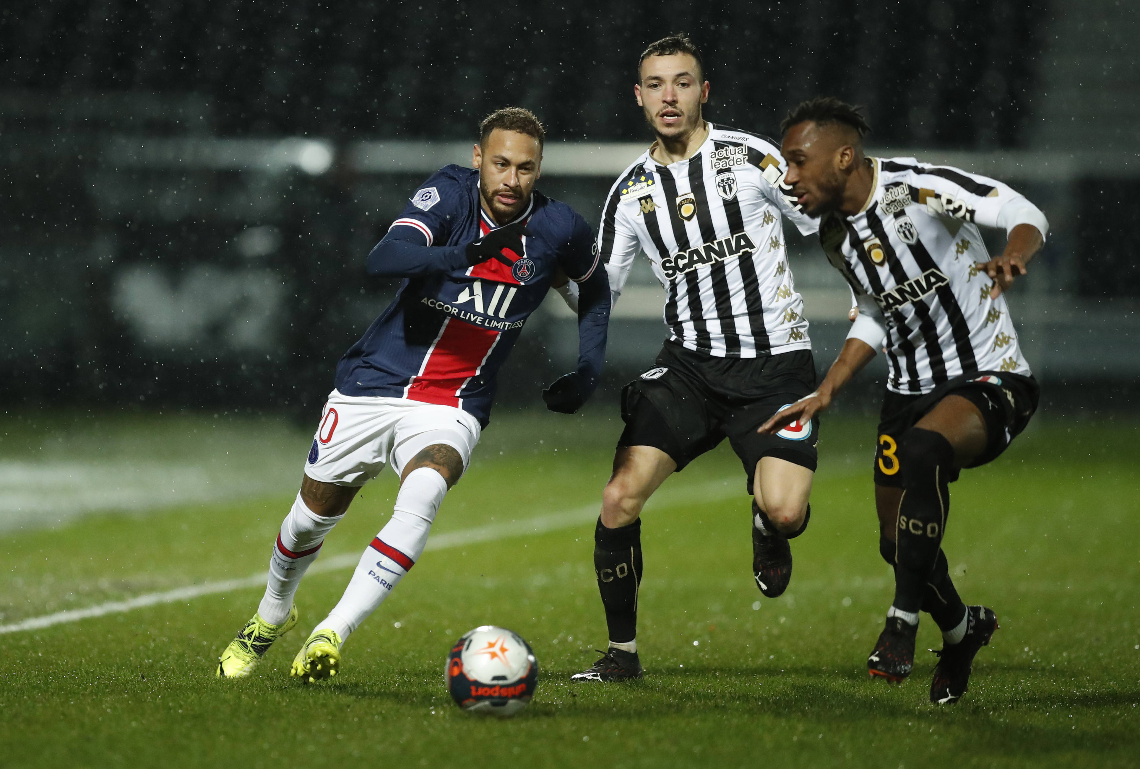 今夜马赛调整名单以备法甲，门线救险环节打磨，压力陡增，年轻球员得到机会的简单介绍-体育赛事